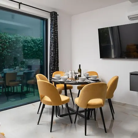 Larimar **** Apartment *